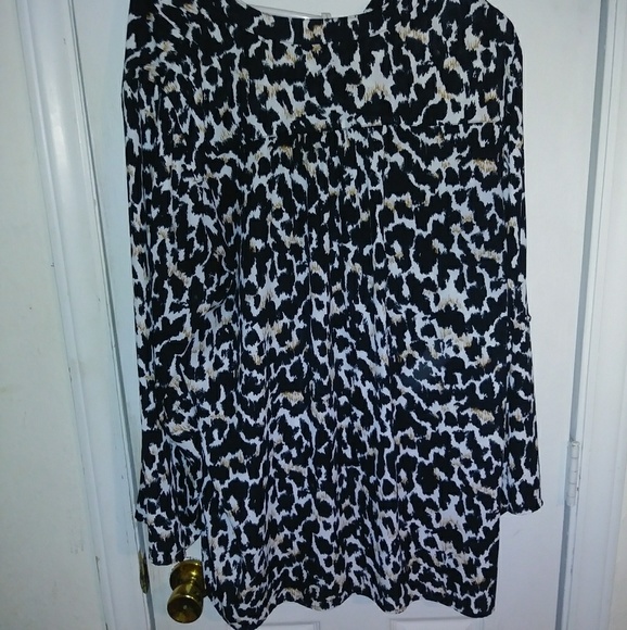 Beautiful print polyester top NWOT - Picture 2 of 3